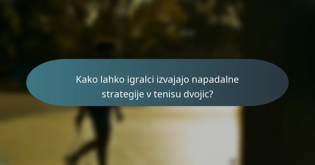 Kako lahko igralci izvajajo napadalne strategije v tenisu dvojic?