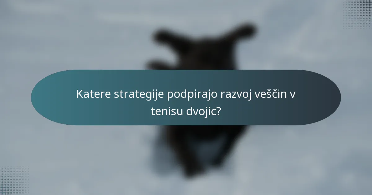 Katere strategije podpirajo razvoj veščin v tenisu dvojic?